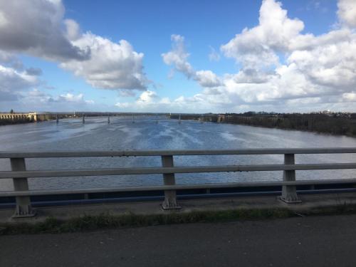 Über die Loire, mit Hochwasser